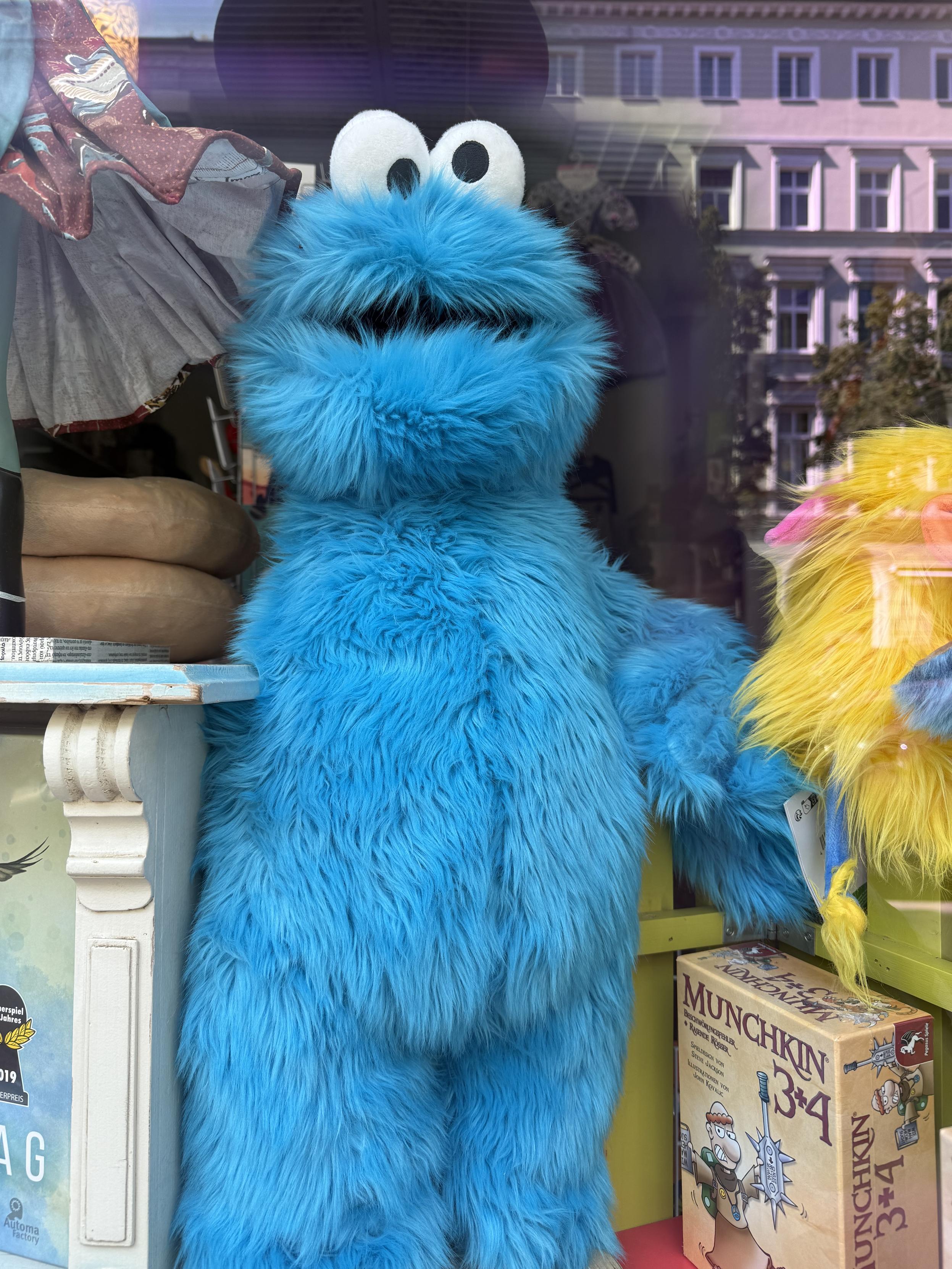 Schaufensterauslage mit dem Krümelmonster.